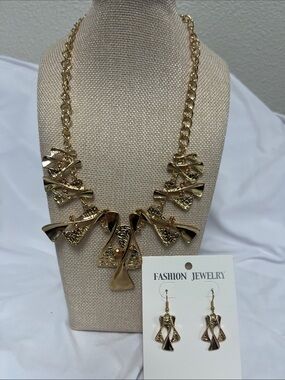 Fashion Jewelry Gold Sculpted Fan Statement Necklace with Matching Earrings